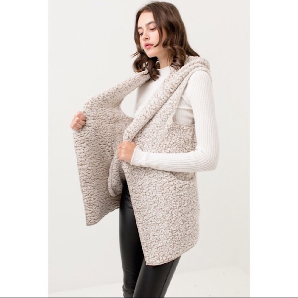 ❗️LAST: Medium Fuzzy Hoodie Vest - Picture 3 of 4